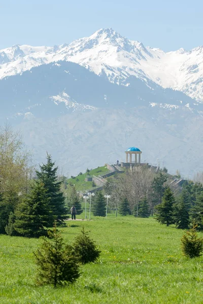 Kazakistan, erken bahar. Ülkenin ilk başkanı Park. Central park güneşli gün. güzel yeşil park