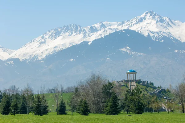 Kazakistan, erken bahar. Ülkenin ilk başkanı Park. Central park güneşli gün. güzel yeşil park