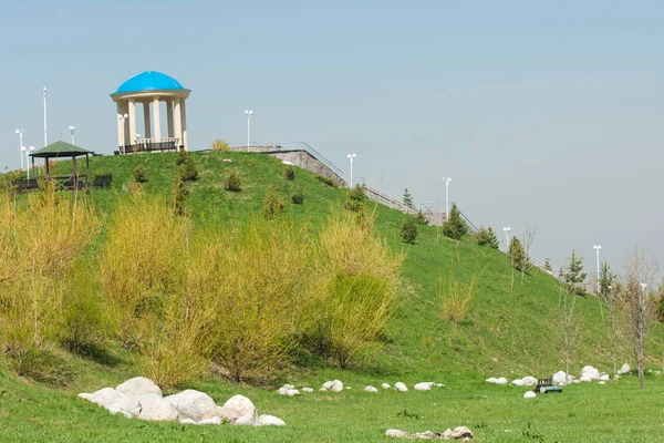 Kazakistan, erken bahar. Ülkenin ilk başkanı Park. Central park güneşli gün. güzel yeşil park