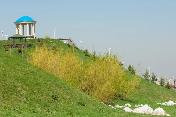 Kazakistan, erken bahar. Ülkenin ilk başkanı Park. Central park güneşli gün. güzel yeşil park