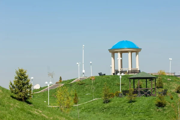 Kazakistan, erken bahar. Ülkenin ilk başkanı Park. Central park güneşli gün. güzel yeşil park