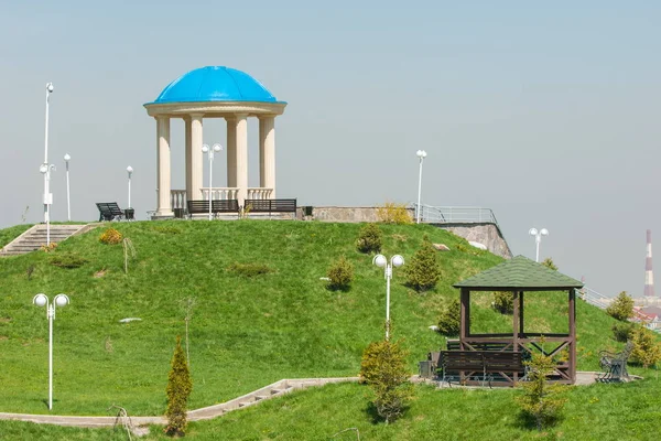 Kazakistan, erken bahar. Ülkenin ilk başkanı Park. Central park güneşli gün. güzel yeşil park