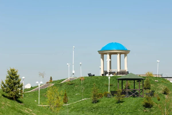 Kazakistan, erken bahar. Ülkenin ilk başkanı Park. Central park güneşli gün. güzel yeşil park