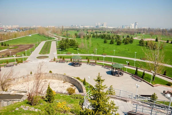 Kazakistan, erken bahar. Ülkenin ilk başkanı Park. Central park güneşli gün. güzel yeşil park