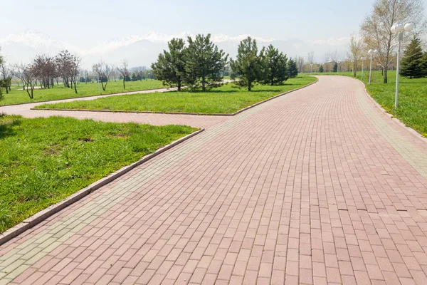 Kazakistan, erken bahar. Ülkenin ilk başkanı Park. Central park güneşli gün. güzel yeşil park