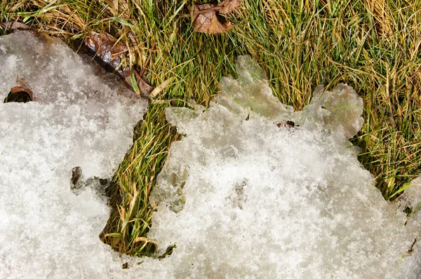 Consistenza Sfondo Paesaggio Primaverile Ultima Neve Schiarire Sole Caldo Luminoso — Foto Stock