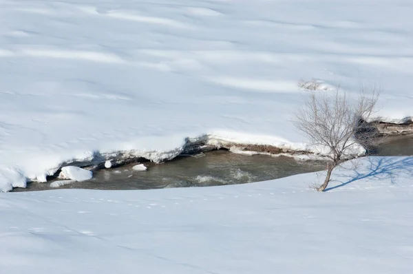 Frühlingsmüll Bricht Der Fluss Durch Das Eis — Stockfoto