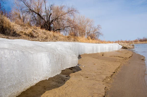 nehir son buz. Son buz parçası. son buz Ili Nehri üzerinde iğne. Orta Asya, Kazakistan bozkırlarında