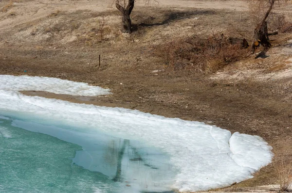 nehir son buz. Son buz parçası. son buz Ili Nehri üzerinde iğne. Orta Asya, Kazakistan bozkırlarında