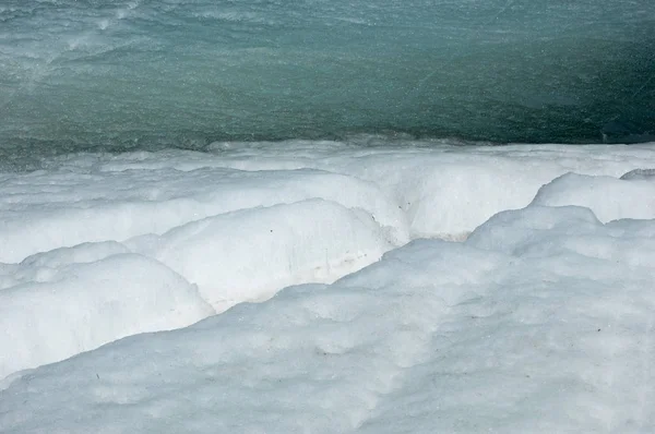 nehir son buz. Son buz parçası. son buz Ili Nehri üzerinde iğne. Orta Asya, Kazakistan bozkırlarında