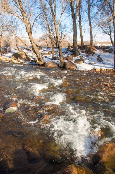 Strömendes Wasser Einem Kleinen Fluss Frühen Frühling Frühlingsszene Berglandschaft Mit — Stockfoto