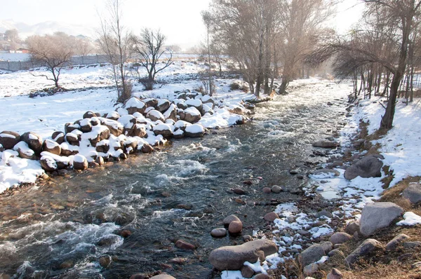 早春に小さな川の水をストリーミングします 春のシーン 凍った小川と山の風景 — ストック写真