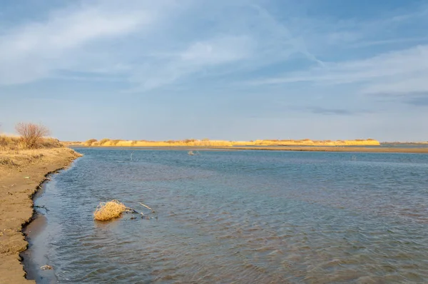 nehir bahar. bahar Nehri Orta Asya'da. Kazakistan bozkır nehir Semirechye. 