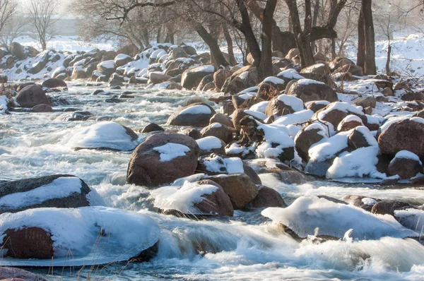 早春に小さな川の水をストリーミングします 春のシーン 凍った小川と山の風景 — ストック写真