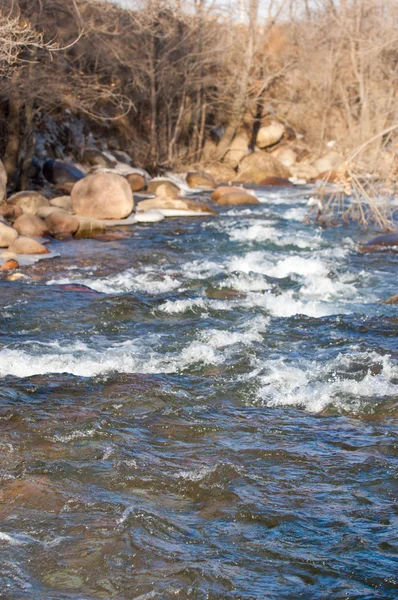 Strömendes Wasser Einem Kleinen Fluss Frühen Frühling Frühlingsszene Berglandschaft Mit — Stockfoto