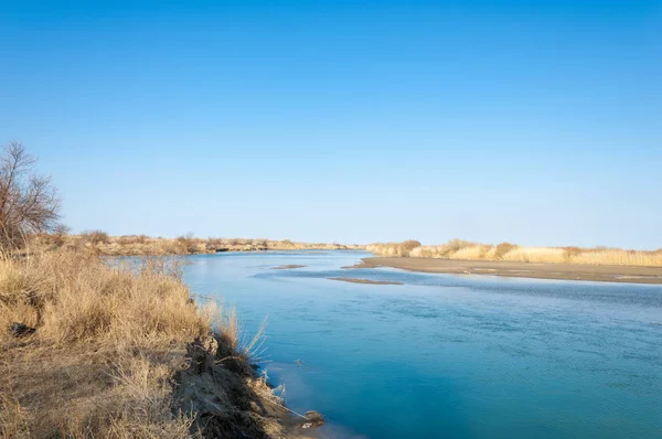 bahar bozkır nehirde. nehir sazlık ile büyümüş. saf zümrüt sudur