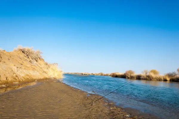 bahar bozkır nehirde. nehir sazlık ile büyümüş. saf zümrüt sudur