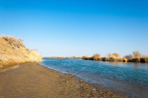 bahar bozkır nehirde. nehir sazlık ile büyümüş. saf zümrüt sudur