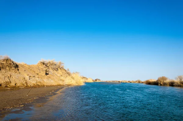 bahar bozkır nehirde. nehir sazlık ile büyümüş. saf zümrüt sudur