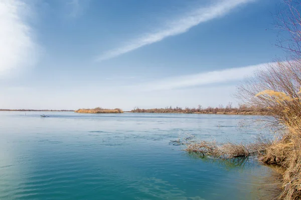 bahar bozkır nehirde. nehir sazlık ile büyümüş. saf zümrüt sudur