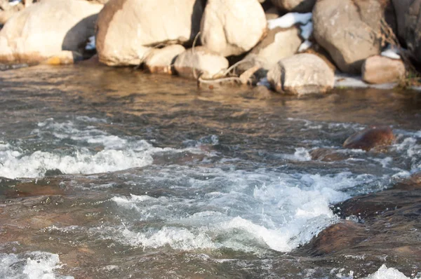 Acqua Corrente Piccolo Fiume Primavera Scena Primaverile Paesaggio Montano Con — Foto Stock