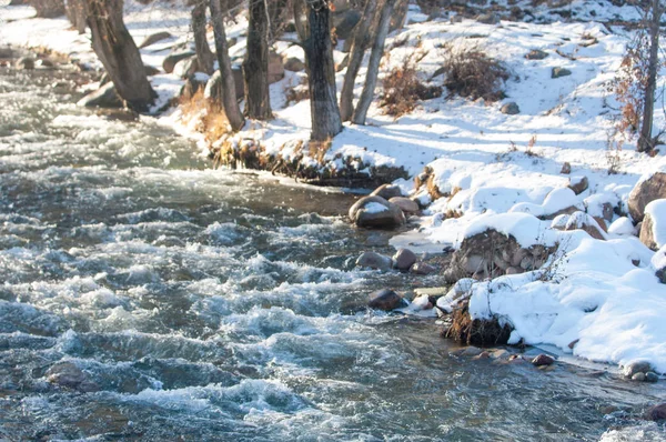 Strömendes Wasser Einem Kleinen Fluss Frühen Frühling Frühlingsszene Berglandschaft Mit — Stockfoto