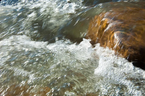 Strömmande Vatten Liten Flod Tidiga Våren Vår Scen Berglandskap Med — Stockfoto