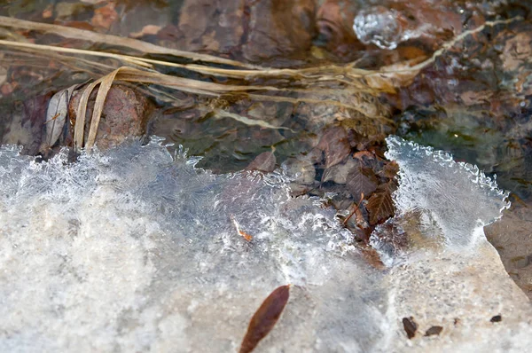 Потік Води Невеликій Річці Початку Весни Весняна Сцена Гірський Пейзаж — стокове фото