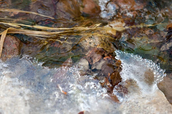 Потоки Воды Маленькой Реке Ранней Весной Весенняя Сцена Горный Пейзаж — стоковое фото