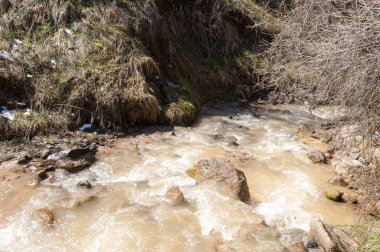 dağ nehir. dağ nehir çamurlu su akan