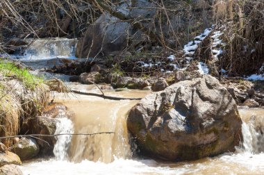 dağ nehir. dağ nehir çamurlu su akan