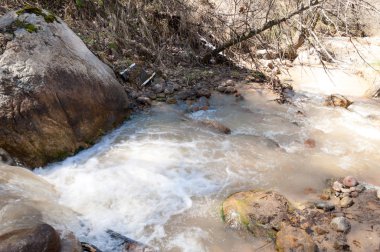 dağ nehir. dağ nehir çamurlu su akan