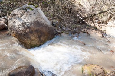 dağ nehir. dağ nehir çamurlu su akan