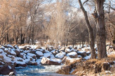 su küçük bir nehir erken ilkbahar akarsu. Bahar sahne. donmuş bir dere ile dağ manzarası