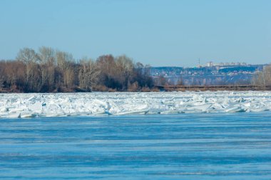 Nehir sel. Nehir buz yırtılmış. Nehir son buz ile. Rusya Tataristan Kama Nehri erken Bahar