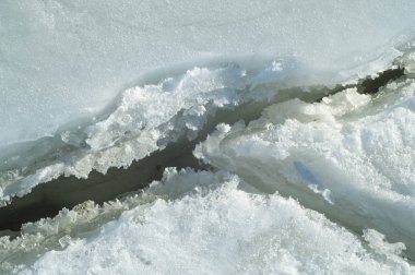 doku. buz. Donmuş buz Nehri üzerinde.