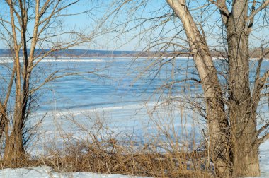 Nehir sel. Nehir buz yırtılmış. Nehir son buz ile. Rusya Tataristan Kama Nehri erken Bahar