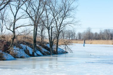 Donmuş gölün bahar. Bahar buz