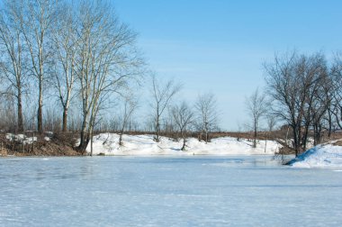 Donmuş gölün bahar. Bahar buz