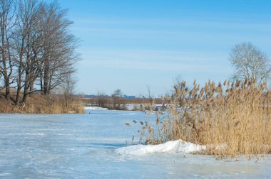 Donmuş gölün bahar. Bahar buz