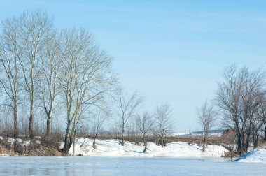 Donmuş gölün bahar. Bahar buz