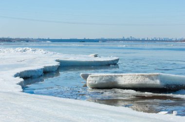 Nehir ile kırık buz buz Tepecik bahar Nehri üzerinde. manzara yakın çekim buz drift güneşli bir bahar Nehri üzerinde