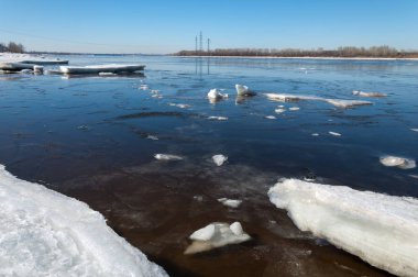 Nehir ile kırık buz enerji ayağı. buz Tepecik bahar Nehri üzerinde. manzara yakın çekim buz drift güneşli bir bahar Nehri üzerinde