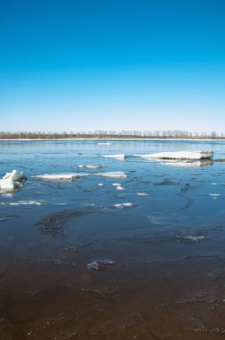 Nehir ile kırık buz enerji ayağı. buz Tepecik bahar Nehri üzerinde. manzara yakın çekim buz drift güneşli bir bahar Nehri üzerinde