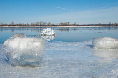 Bahar sel, buzlu su, erken Bahar Nehri üzerinde. Rusya Tataristan Kama Nehri erken Bahar