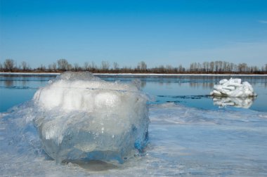 Bahar sel, buzlu su, erken Bahar Nehri üzerinde. Rusya Tataristan Kama Nehri erken Bahar