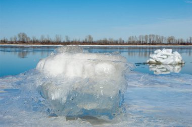 Bahar sel, buzlu su, erken Bahar Nehri üzerinde. Rusya Tataristan Kama Nehri erken Bahar