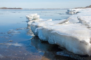 Bahar sel, buzlu su, erken Bahar Nehri üzerinde. Rusya Tataristan Kama Nehri erken Bahar