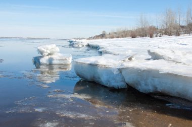 Bahar sel, buzlu su, erken Bahar Nehri üzerinde. Rusya Tataristan Kama Nehri erken Bahar