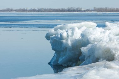 Bahar sel, buzlu su, erken Bahar Nehri üzerinde. Rusya Tataristan Kama Nehri erken Bahar